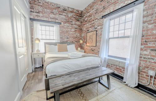 Lavishly Designed Home With Office Close to T - Photo 9