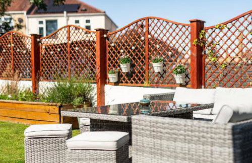 Charming Family Home with Stoves, Garden & Parking - Foto 19