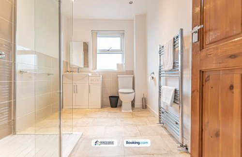 Wigan Work-Ready 3BR House Sleeps 6 Guests - Photo 11