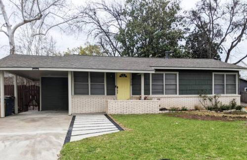 A Rare find - Bright, Warm, Charming Central Austin Home - Photo 1