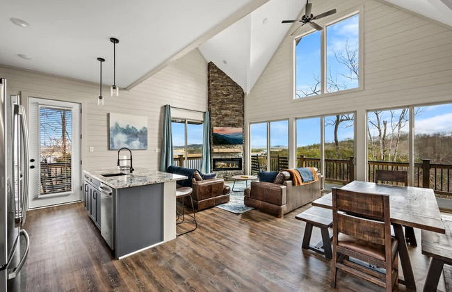 NEW Lake View Indoor Pool Sleeps 14 Hot Tub - Foto 4