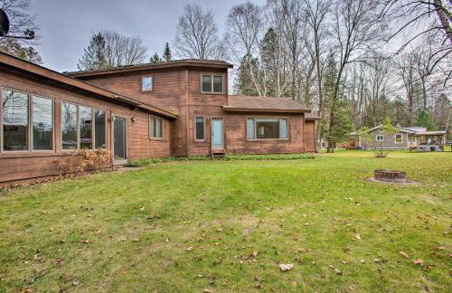 Riverfront Manton Cabin with Pool Table and Fire Pit! - Foto 27