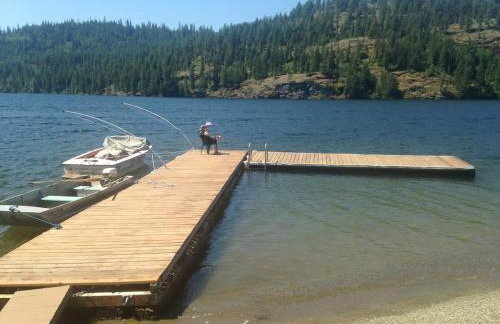 Twin Lakes Waterfront Retreat with Private Dock Fire Pit And Family Friendly Space - Foto 8