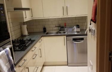 London Luxury Apartment 4 Bedroom Sleeps 12 people with 4 Bathrooms 1 Min walk from Station - Foto 13