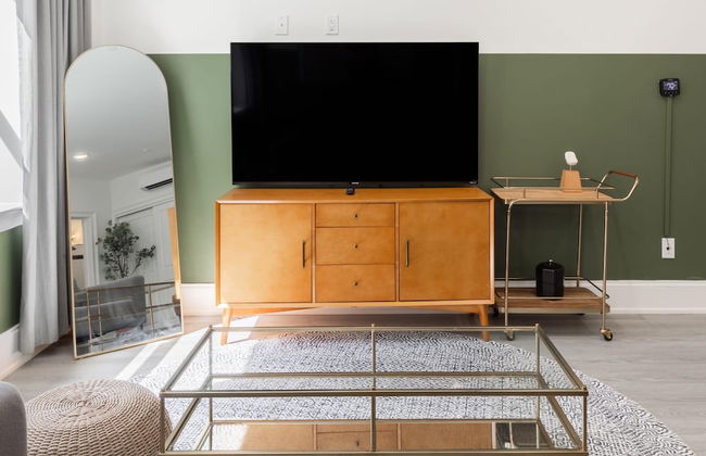 Sosuite Corner 1BR Apt w W D Desk - Photo 8