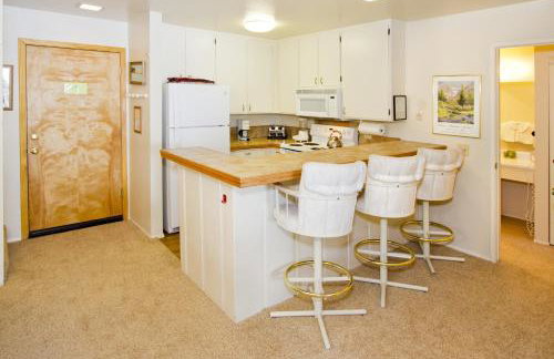 St Anton Wooded View 2-Bedroom Condos with Ski Lockers - Foto 18