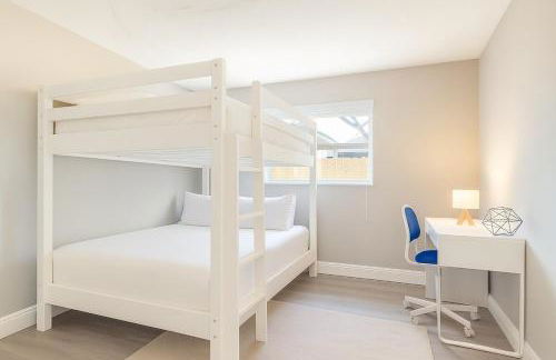 Modern 2BR Stay with Desk, Patio, BBQ, Free Parking - Foto 15