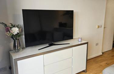 Executive E15 Apartment - Skyline Terrace & Free Private Parking - 5-min Walk to Abba Arena - Foto 7