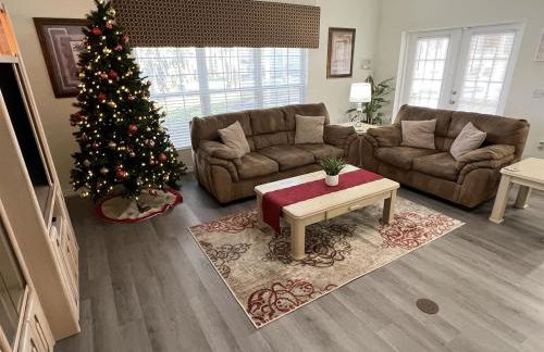 Lakefront Getaway LG South Facing Pool Hot Tub Pool Table & BBQ - 2 miles Disney - Foto 52