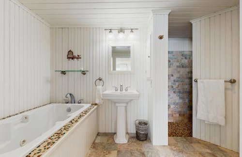 By the Sea - Foto 16