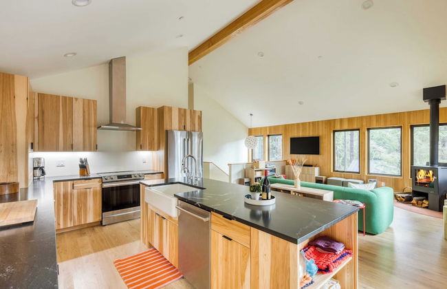 Rustic Arch Cape Getaway w/ Vibrant Interior Walk to the Beach Cape Wonder - Foto 14