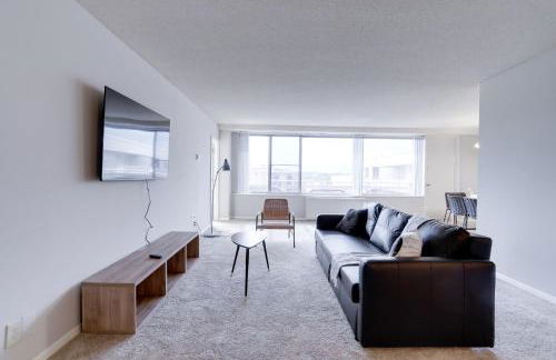 Fantastic 2 BR Apt + Den @Crystal City With Gym - Foto 1