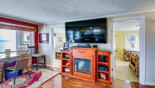 Bayfront Port Hadlock Retreat with Grill and Deck! - Foto 5