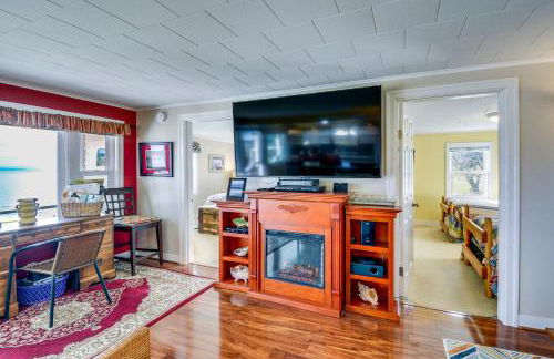 Bayfront Port Hadlock Retreat with Grill and Deck! - Foto 5