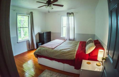 Resting Point - Hot Tub, Firepit, Spacious 4-BR Home - Foto 16