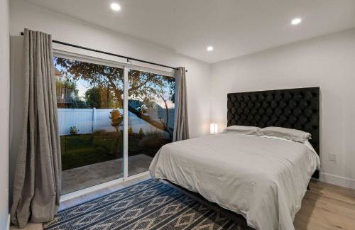 Spacious Modern Home with Rooftop & Private Backyard - Foto 30