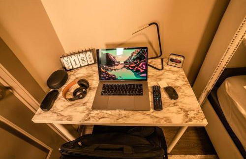 DT Charm Apt with Pool,Gym,Wine,WKSpace, Free Parking - Photo 47