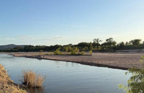Blue Casa Rio | Riverfront Oasis with Private Beach, Deck & Fire Pit - Foto 32