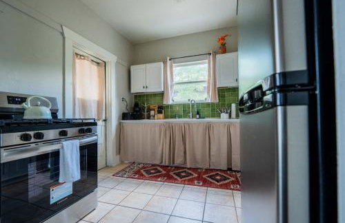 Work Desk- FirePit-Pool-Steps to UofA - Foto 27