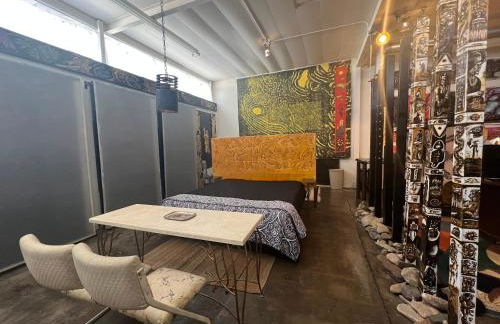 SPACE CASTLE: a 1950s Gas Station transformed into an Art Themed Wonderland - Foto 28