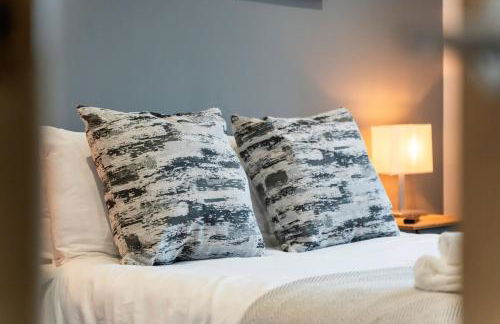 Cozy 2BR Getaway - Private Hot Tub & Bath Retreat - Foto 13