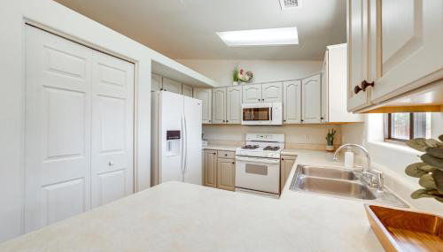 3 Mi to Old Town Cottonwood: Sunny Home w/ BBQ - Foto 4