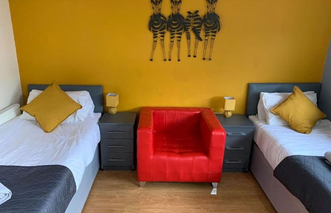 New Cross Mews 4 Bedroom 2 Bathrooms Fast Wifi Parking Sleeps up to 12 - Photo 12