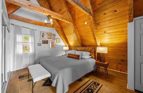 Charming A-Frame Cabin w Hot Tub & Mountain Views - Foto 21