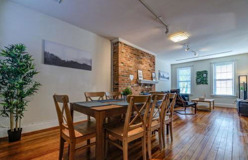 3BR Colonial House with Parking by CozySuites - Foto 24