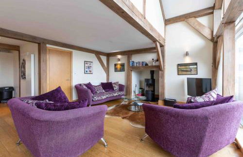 Lakeside Cotswolds Retreat with Private Hot Tub set on Lower Mill Estate - Photo 3