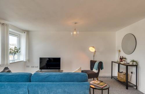 Chic and Bright Apartment Near the Water - Photo 12