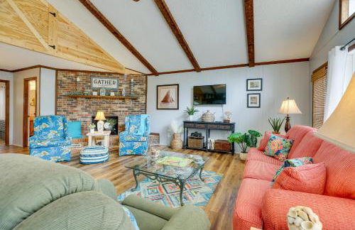 Oak Island Vacation Rental with Decks, Walk to Beach - Foto 4