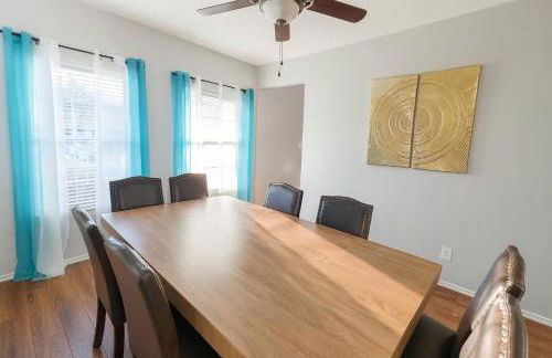 Newly updated 5BR/2.5BA w/pool sleep 16 ppl• - Photo 8