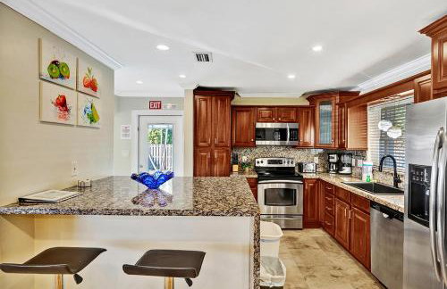 Deluxe Home Heated Pool & Jetted Tub near Beach - Foto 11