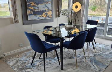 The Blue Lagoon 2 bedroom lodge with hot tub - Foto 39