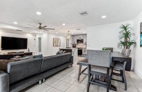 Miami Oasis, Spacious 4-Bedroom Home with Pool - Photo 33