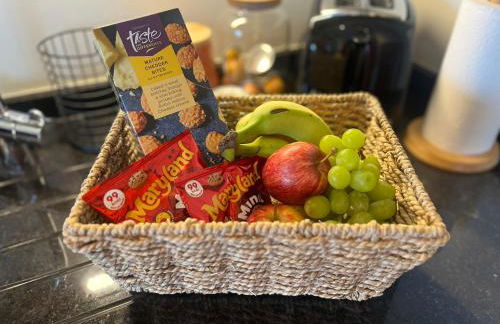 The Acorn Goodwood luxury lodge house 10 minute walk from Goodwood Festival of Speed - Foto 32