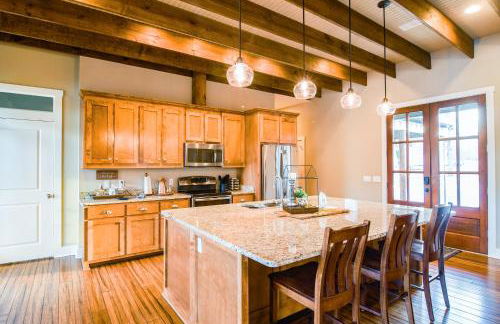 Paradise Point - 4BR Lakefront Haven Dock, Kayaks, & Cozy Firepit - Foto 24