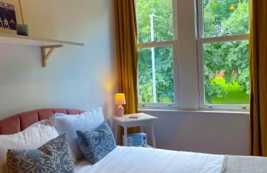 Spacious home in Leeds ideal for gatherings with free parking - Foto 48