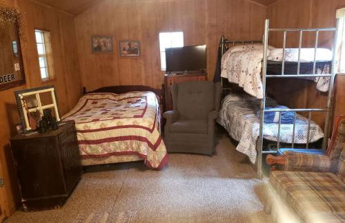 Private Pet-Friendly Cabins with Fire Pit for Nature Escapes in Clear Spring, Maryland, for Memorable Family Glamping Trips - Photo 17