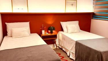 Descubra a Casa Felicidade em Belém! Climatizada, com sala ampla, 2 quartos, mezanino e Wi-Fi veloz. Localização central perto de atrações e gastronomia. Viva a Amazônia com conforto exclusivo. Reserve já sua experiência inesquecível! - Foto 3