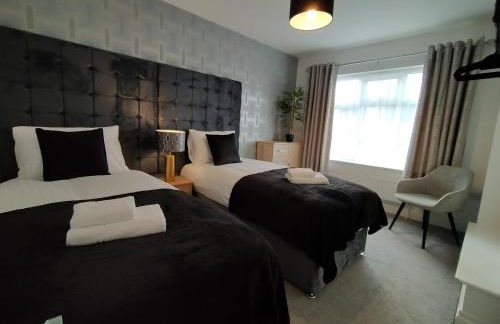 Sirius House - sleeps 7, driveway, garden - Photo 18