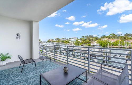 Waterside Retreat: Modern 2BR, Mins to Beach & Apt - Photo 36