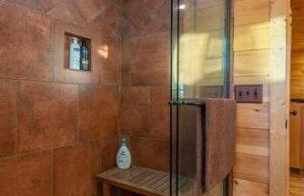 Fully Stocked Cabin Retreat w/ Game Room & Pond! - Foto 10