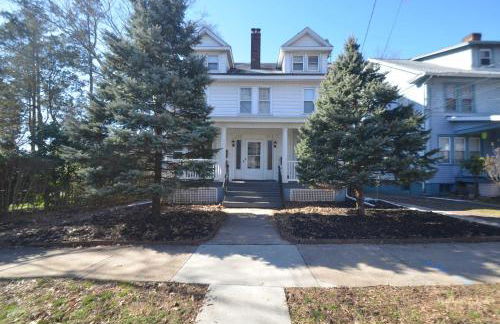 Spacious Home with Parking, Laundry - Near RU, RWJ, NJ Transit - Foto 71