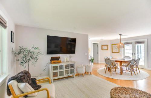 Coastal-Modern Home Less Than 3 Mi to Charlestown Beach! - Foto 5