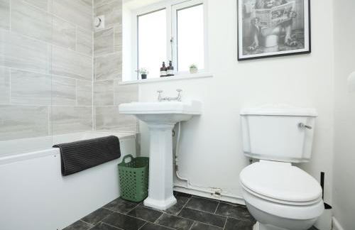 Homely ! Perfect for Contractors and Guests with Private off street parking - Foto 6