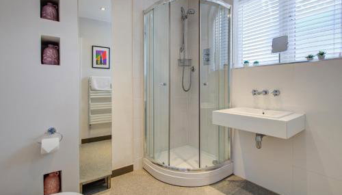 Spacious Townhouse on Quiet Street-Wi-Fi, Desk - Foto 4, towels, Shower