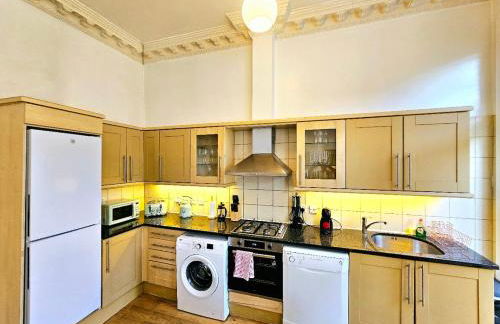 Charming Home with Private Balcony, on 1st floor, with 2 Bathrooms, 3 min walk to Earl's Court Station - Photo 17