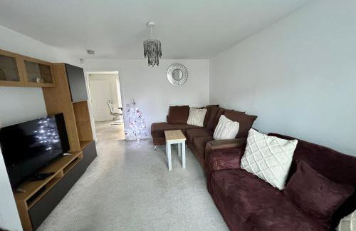 Beautiful 4-Bedroom House with Private Garden & Parking - Foto 11